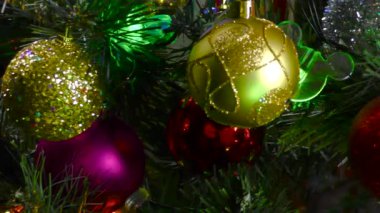 Siyah bir arka planda, yanıp sönen ışıkları olan büyük, güzel bir Noel ağacı.