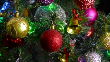 Siyah bir arka planda, yanıp sönen ışıkları olan büyük, güzel bir Noel ağacı.