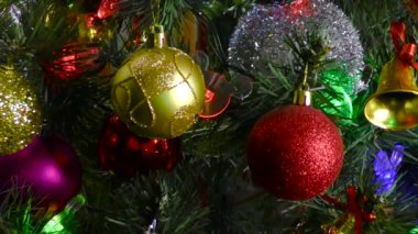 Siyah bir arka planda, yanıp sönen ışıkları olan büyük, güzel bir Noel ağacı.