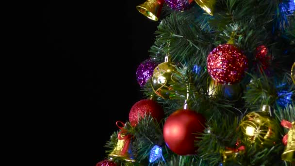 Černém Pozadí Zdobeného Vánočního Stromku Točí Váza Vánočními Míčky — Stock video