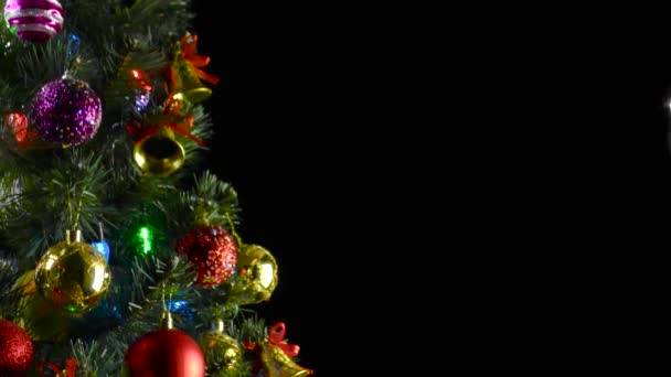 黒い背景には 光が点滅する大きな美しいクリスマスツリー — ストック動画