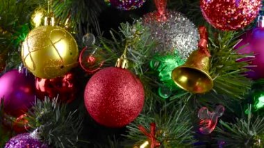 Siyah bir arka planda, yanıp sönen ışıkları olan büyük, güzel bir Noel ağacı.