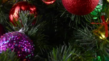 Siyah bir arka planda, yanıp sönen ışıkları olan büyük, güzel bir Noel ağacı.