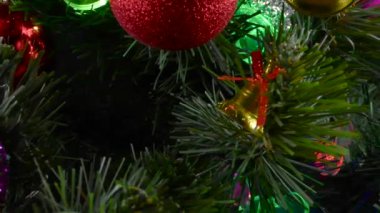 Siyah bir arka planda, yanıp sönen ışıkları olan büyük, güzel bir Noel ağacı.