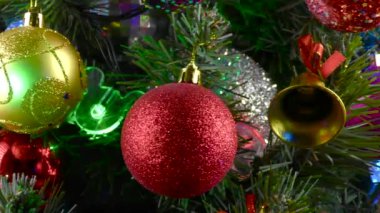 Siyah bir arka planda, yanıp sönen ışıkları olan büyük, güzel bir Noel ağacı.