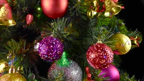 Μαύρο Φόντο Ένα Μεγάλο Όμορφο Χριστουγεννιάτικο Δέντρο Φώτα Που Αναβοσβήνουν — Αρχείο Βίντεο
