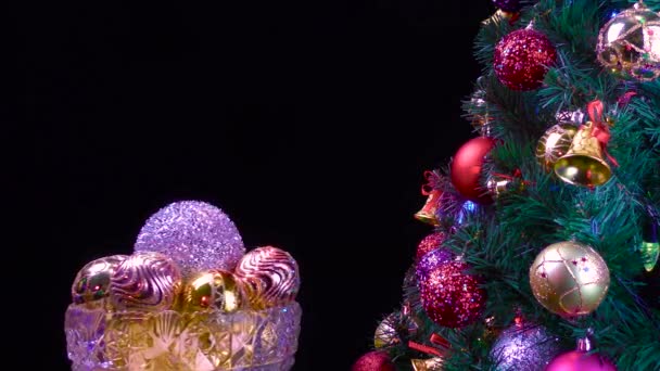 Sobre Fondo Negro Jarrón Con Bolas Navidad Gira Cerca Árbol — Vídeos de Stock
