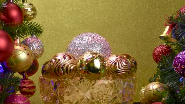 Žlutém Pozadí Zdobených Vánočních Stromků Točí Váza Vánočními Míčky — Stock video