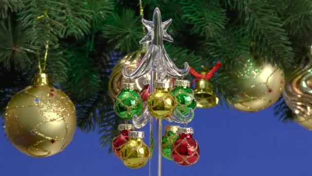 Uno Sfondo Blu Piccolo Albero Natale Ruota Vicino Grande Albero — Video Stock