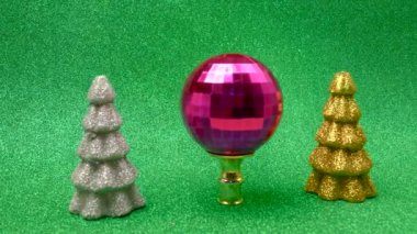 Yeşil arka planda noel süslemeleri