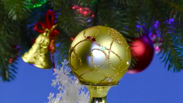 Uno Sfondo Blu Una Palla Natale Fiocco Neve Vicino Grande — Video Stock
