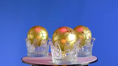 Mavi arka planda, Noel süslemeleri tribünlerde dönüyor