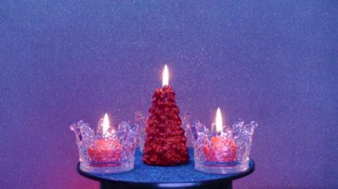 Renkli bir arkaplanda, yeni yıl mumları tribünlerde döner.