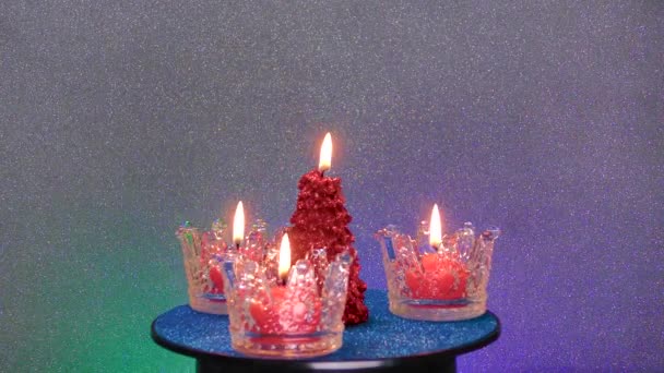 在彩色的背景下 新年的蜡烛轮流放在看台上 — 图库视频影像