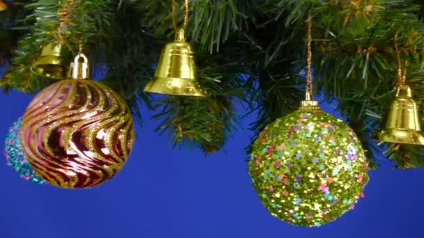 Vánoční Stromeček Větve Zdobené Vánoční Ozdoby Rotují Modrém Pozadí — Stock video