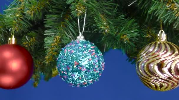 Las Ramas Del Árbol Navidad Decoradas Con Decoraciones Navideñas Giran — Vídeos de Stock