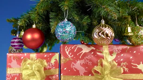 Sfondo Blu Rami Albero Natale Decorati Con Decorazioni Natalizie Grandi — Video Stock