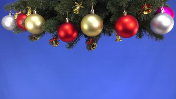 在蓝色的背景上 圣诞树的枝条装饰着圣诞装饰品色键 — 图库视频影像