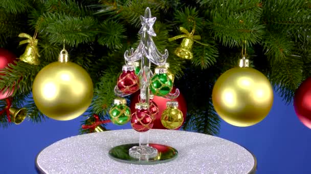 Een Blauwe Achtergrond Bij Kerstboomtakken Met Kerstversiering Draait Een Kleine — Stockvideo