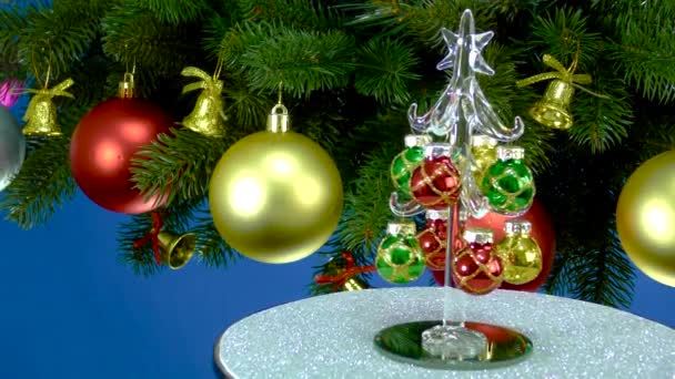 Kék Háttér Közel Karácsonyfa Ágak Karácsonyi Díszek Egy Kis Karácsonyfa — Stock videók
