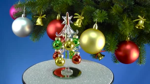Uno Sfondo Blu Vicino Rami Dell Albero Natale Con Decorazioni — Video Stock
