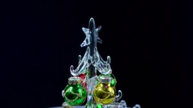 Küçük bir Noel ağacının etrafındaki gri bir yüzeyde, standlarda yanan mumlar.