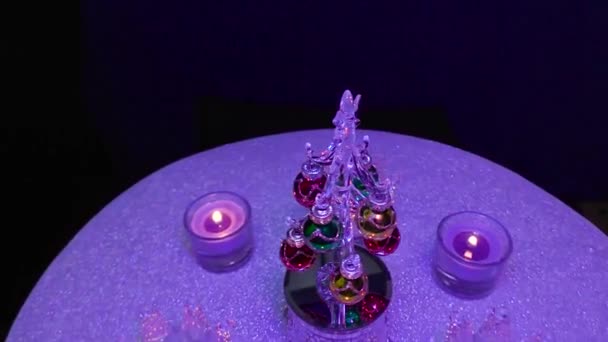 Šedém Povrchu Kolem Malého Vánočního Stromečku Hořící Svíčky Stojanech — Stock video