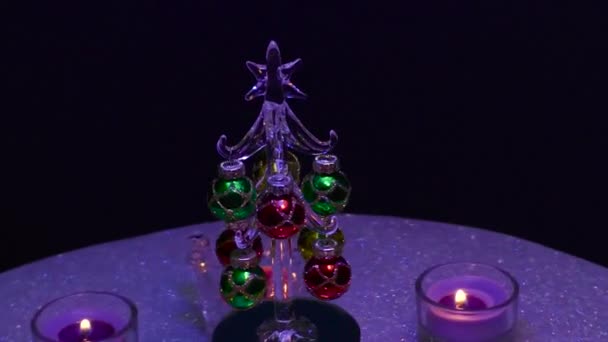 Šedém Povrchu Kolem Malého Vánočního Stromečku Hořící Svíčky Stojanech — Stock video