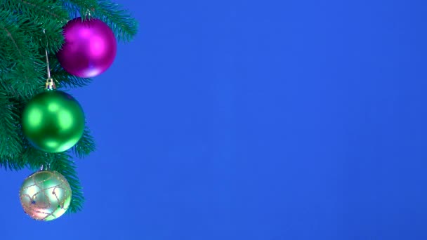 青い背景に クリスマスの装飾クロマキーを持つ枝 — ストック動画