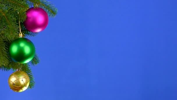 Sur Fond Bleu Une Branche Aux Décorations Noël Chroma Key — Video