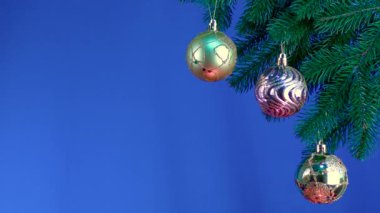 Mavi bir arka planda, Noel süslemeleri krom anahtarlı bir dal