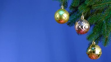 Mavi bir arka planda, Noel süslemeleri krom anahtarlı bir dal