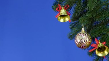 Mavi bir arka planda, Noel süslemeleri krom anahtarlı bir dal
