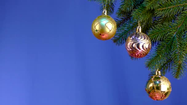 蓝色底色上有圣诞彩色键的枝条 — 图库视频影像