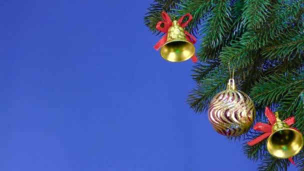 Mavi Bir Arka Planda Noel Süslemeleri Krom Anahtarlı Bir Dal — Stok video