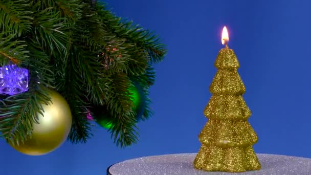 Nära Den Stora Dekorerade Roterande Julgran Grenar Roterar Ett Nyårsljus — Stockvideo