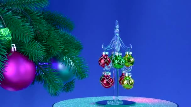 Cerca Las Grandes Ramas Árbol Navidad Giratorias Decoradas Pequeño Árbol — Vídeos de Stock