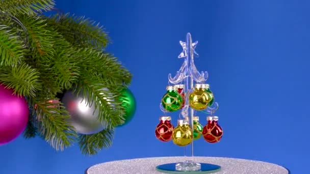 Blízkosti Velké Zdobené Rotující Vánoční Stromeček Větve Malý Vánoční Stromeček — Stock video