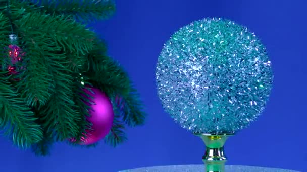 Cerca Las Grandes Ramas Árbol Navidad Giratorias Decoradas Una Bola — Vídeos de Stock