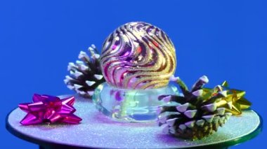 Mavi arka planda, Noel süslemeleri gümüş renkli anahtar standında döner