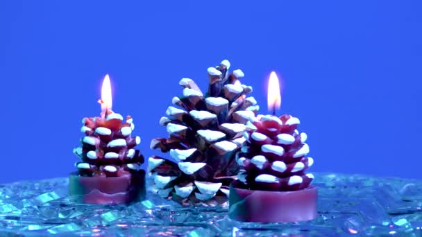 Sobre Fondo Azul Los Conos Navidad Giran Sobre Una Superficie — Vídeos de Stock