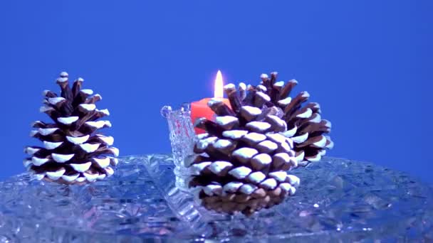 Sobre Fondo Azul Conos Navidad Una Vela Giran Sobre Una — Vídeos de Stock