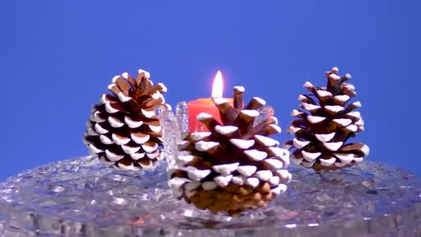 위에서 크리스마스 양초가 표면에서 회전한다 — 비디오