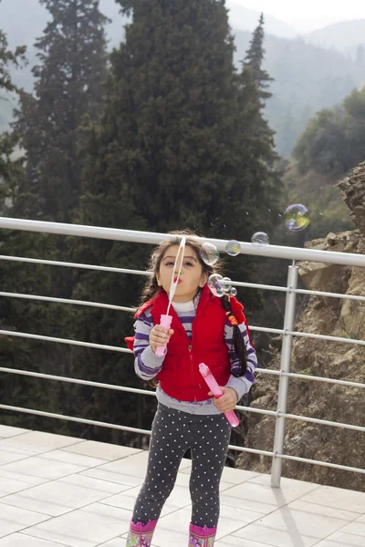 Bolhas de sabão e menina . — Fotografia de Stock