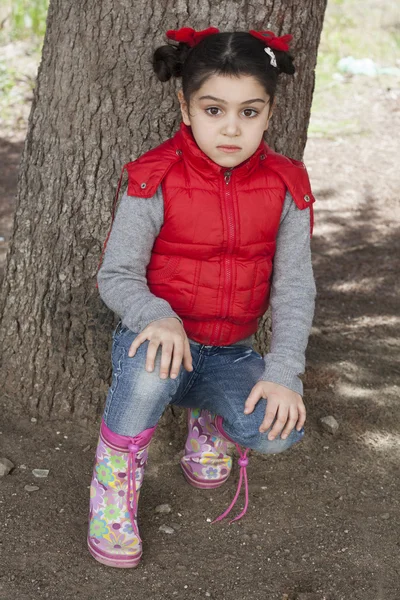 Niña en cuclillas . —  Fotos de Stock