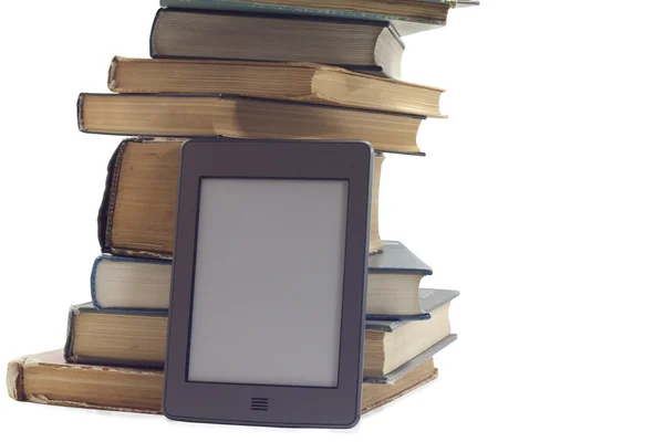 Stapel boeken en elektronische boek lezer. — Stockfoto