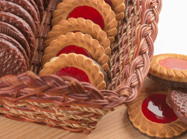 Kekse gefüllt mit Marmelade und Kokos — Stockfoto
