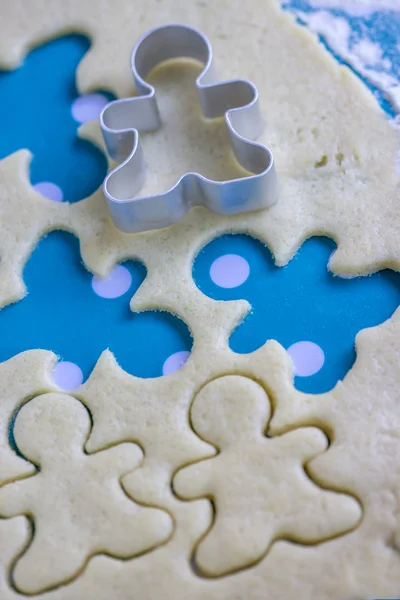 Hintergrund für das Weihnachtsbacken: Teig und Ausstecher. angesehen fr — Stockfoto