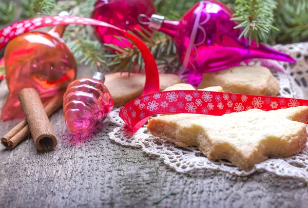 Decoraciones navideñas y galletas sobre fondo de madera — Foto de Stock
