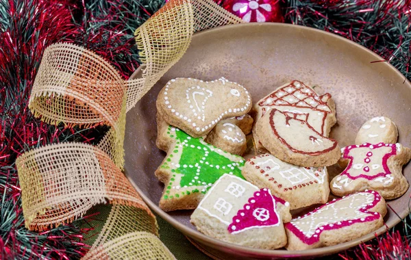 Gingerbread cookies and chrismas decorations — Stock Photo, Image